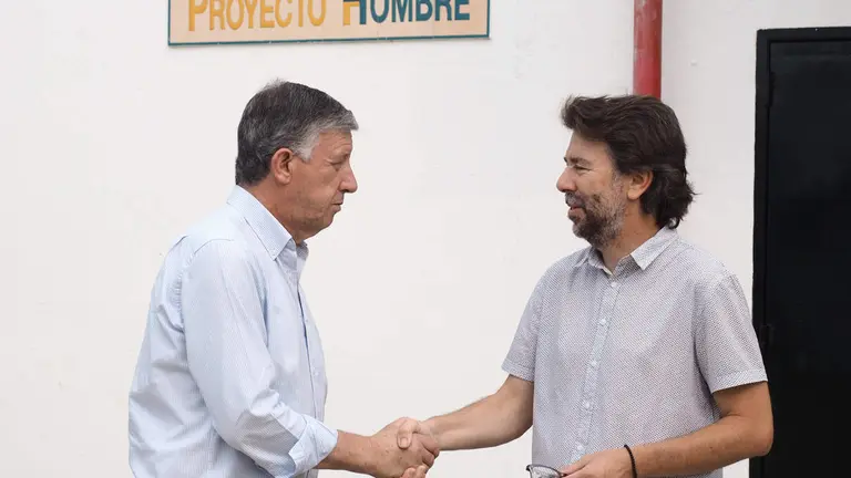 Carmelo Romero saluda al responsable de Proyecto Hombre