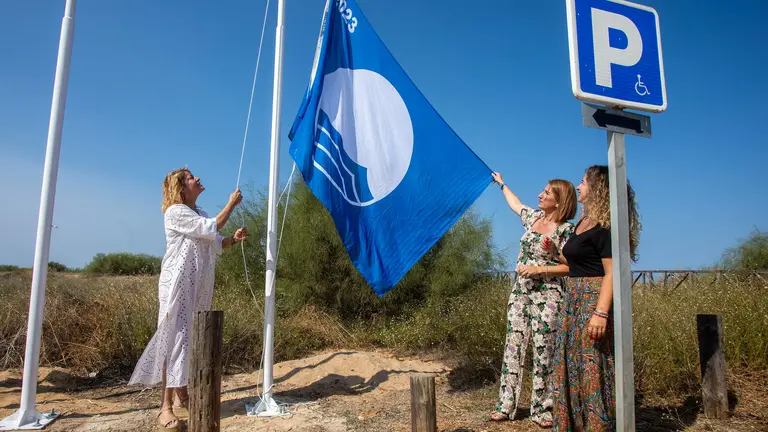 Bandera azul en El Espigón