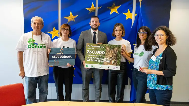 Entrega de firmas al Comisario de Medio Ambiente