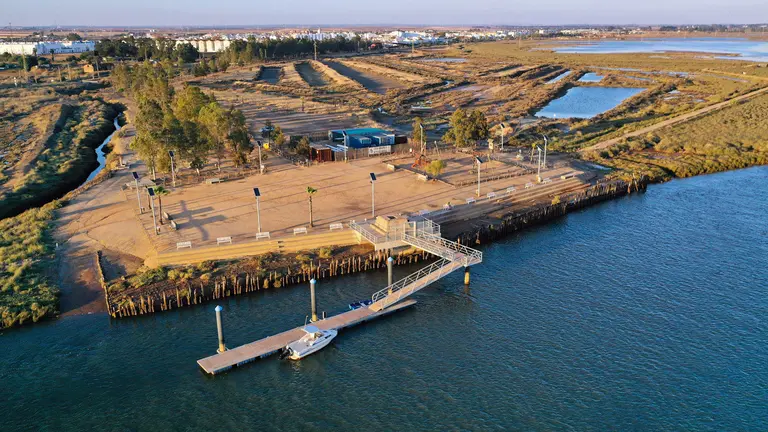 El Tinto, con San Juan del Puerto al fondo y pantalán