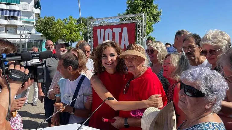 Montero saluda a la gente antes del acto en Punta Umbría