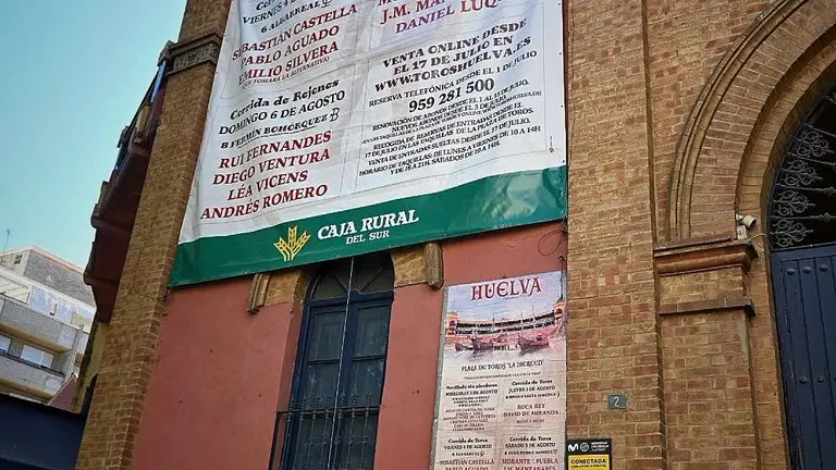 Enorme cartel que anuncia las tardes de toros en La Merced