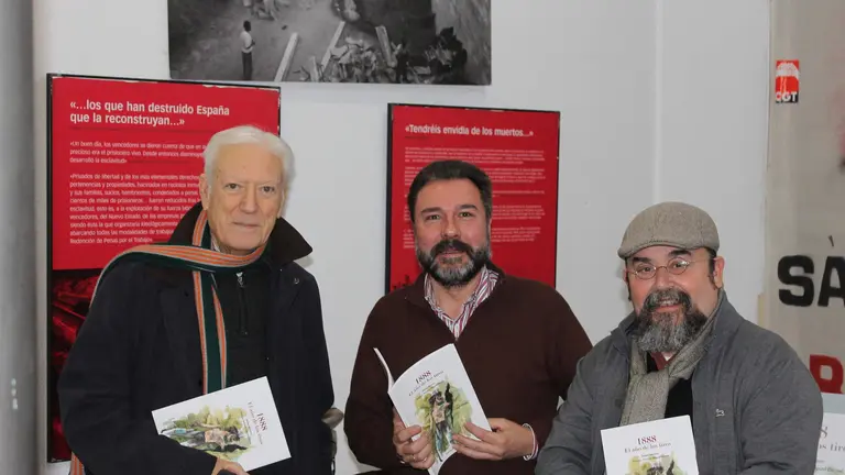 Antonio Miguel Bernal, izquierda, junto a Rafael Moreno y el ilustrador Pandelet, en la presentación de '1888. El año de los tiros', libro que prologó