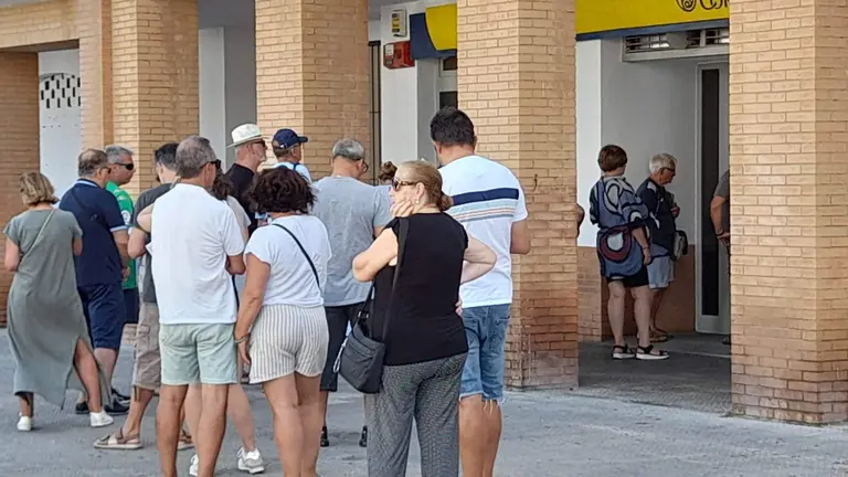 Colas en la zona costera de Huelva para el voto por correo