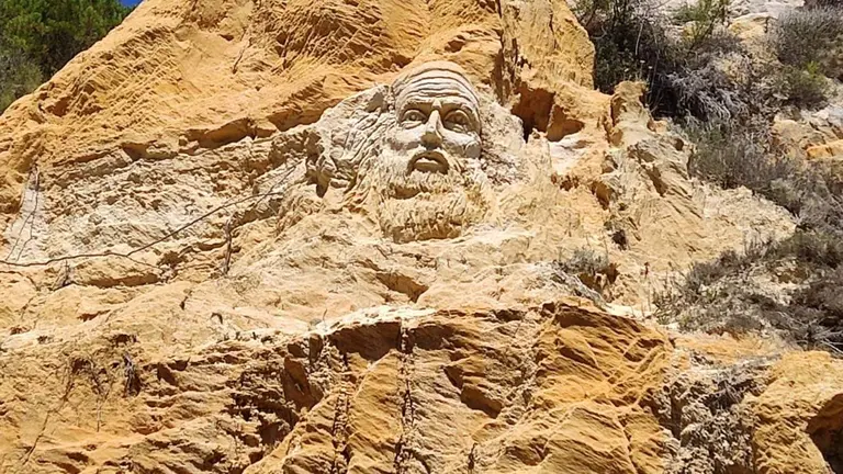 Rostro esculpido en la pared del acantilado de Rompeculos