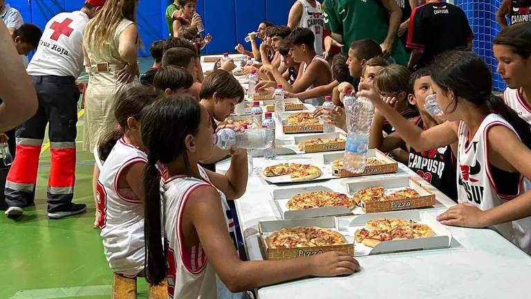 Atenci&oacute;n de Cruz Roja y municipal al grupo de ni&ntilde;os y ni&ntilde;as