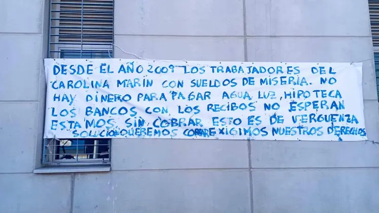 Pancarta colgada por CGT