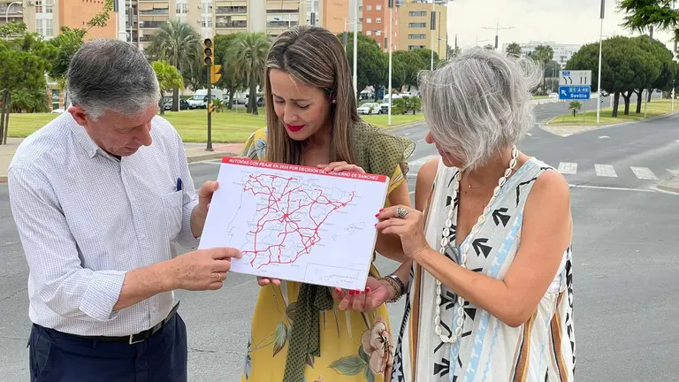 Verano y Romero con el mapa de carreteras