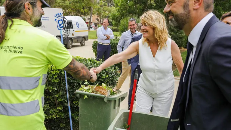 Miranda saluda a un operario