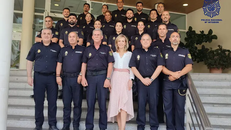 Foto de familia con los nuevos agentes de Polic&iacute;a Nacional