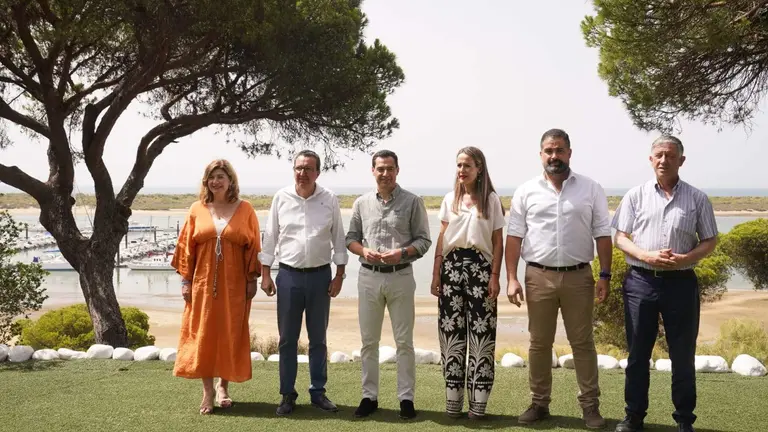 Juanma Moreno, junto a los candidat@s del PSOE en El Rompido