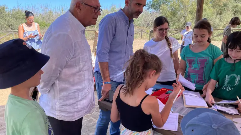 Escuela Exploradores_visita consejero Sostenibilidad junto a De la Vega