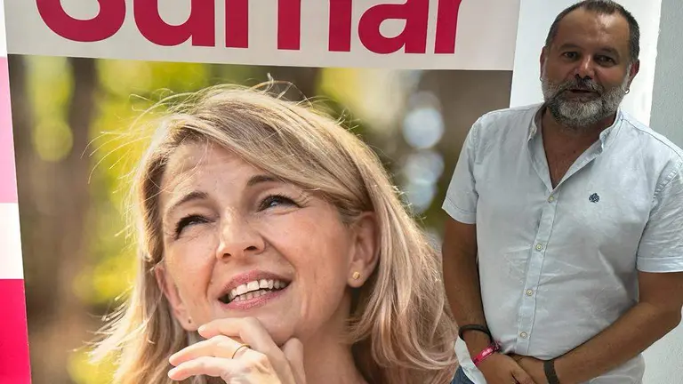 Rafael Sánchez Rufo, junto al cartel de SUMAR