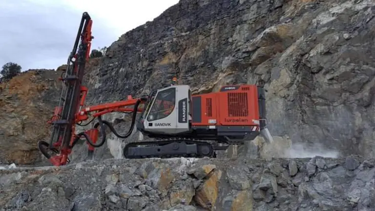 Maquinaria operando en la mina de Riotinto