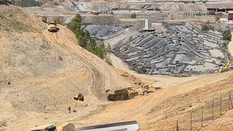 Movimiento de tierras en el vertedero de Nerva