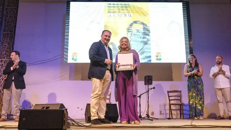 El presidente de la Diputación Provincial, David Toscano, entrega el primer premio en la categoría de adultos a Isabel Ternero. (Jesús García Serrano)