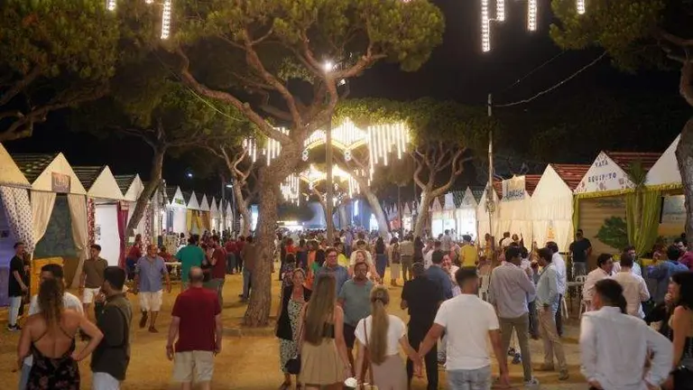 La gente acude en masa al recinto ferial