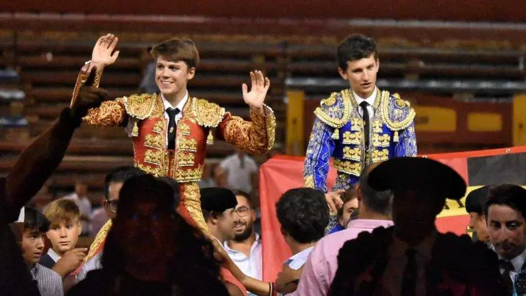 Puerta grande para los novilleros.