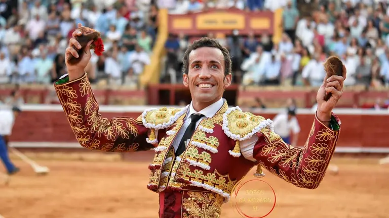 Dos orejas cort&oacute; el de Trigueros y luego otra m&aacute;s que le abrieron la puerta