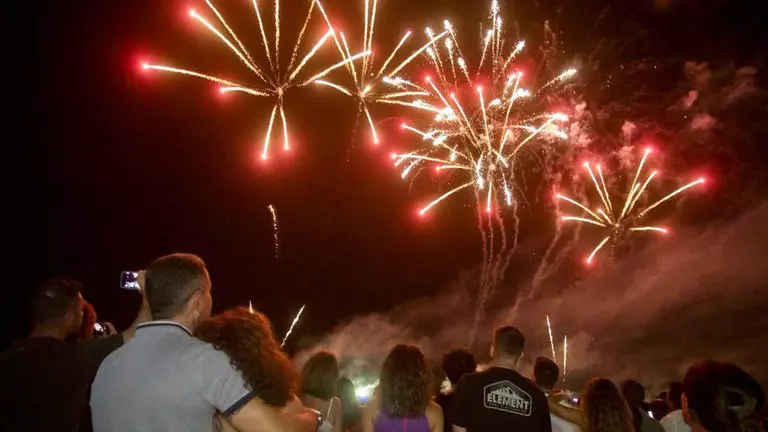 Público asistente al castillo de fuegos que cerró las Colombinas