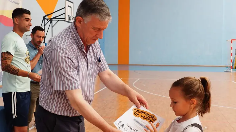 Carmelo Romero entrega uno de los diplomas a una ni&ntilde;a