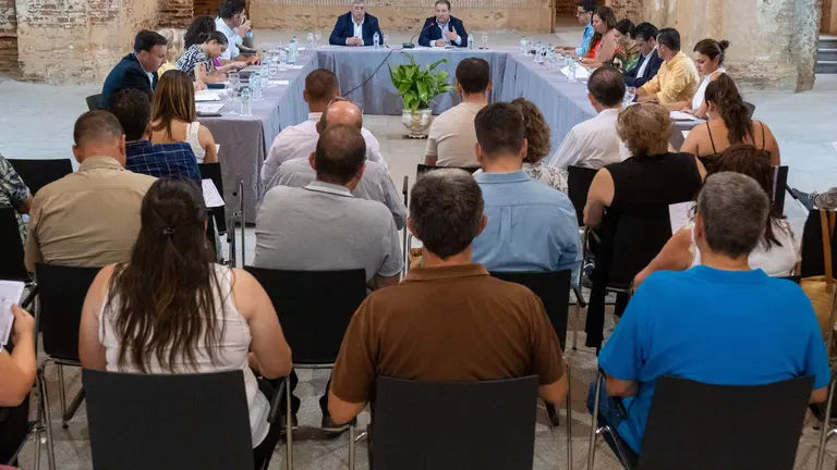 Reunión en Castaño del Robledo con los alcaldes y alcaldesas de la Sierra