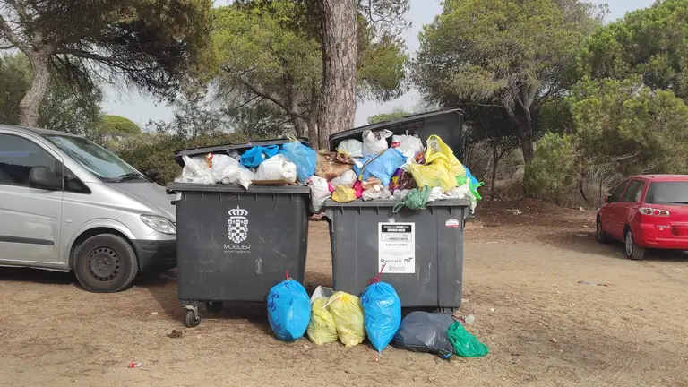 Aparcamientos Fontanilla con la basura sin recoger