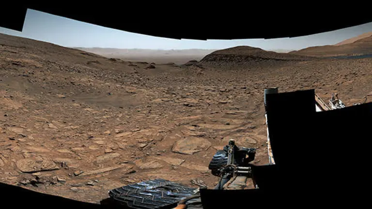 El rover Curiosity Mars de la NASA capturó esta vista de 360 ​​grados que muestra un cráter de impacto en un lugar apodado "Jau".