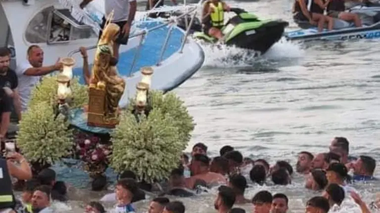 La imagen de la Virgen del Mar tras ser rescatada del agua