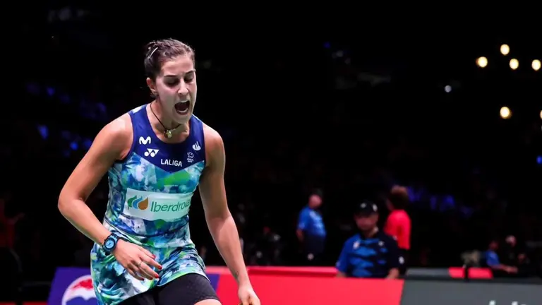 Carolina Marín celebra un punto Thet Htar Thuzar.