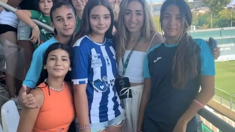 La afición del Sporting de Huelva disfruta con Olga Carmona.