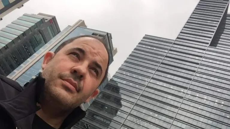 Carlos Monis junto a su oficina en Bogotá.