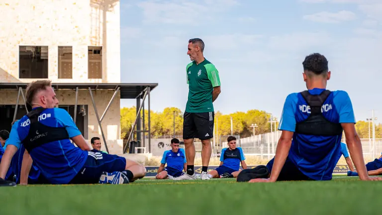 Abel Gómez observa un entrenamiento.