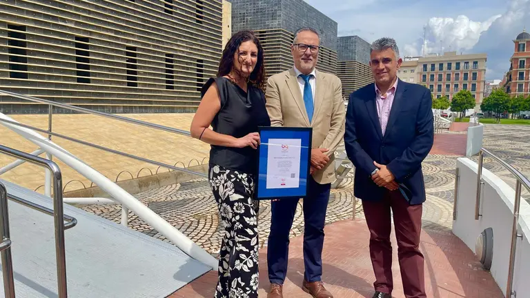 Responsables de Aguas de Huelva con el Sello Bequal.