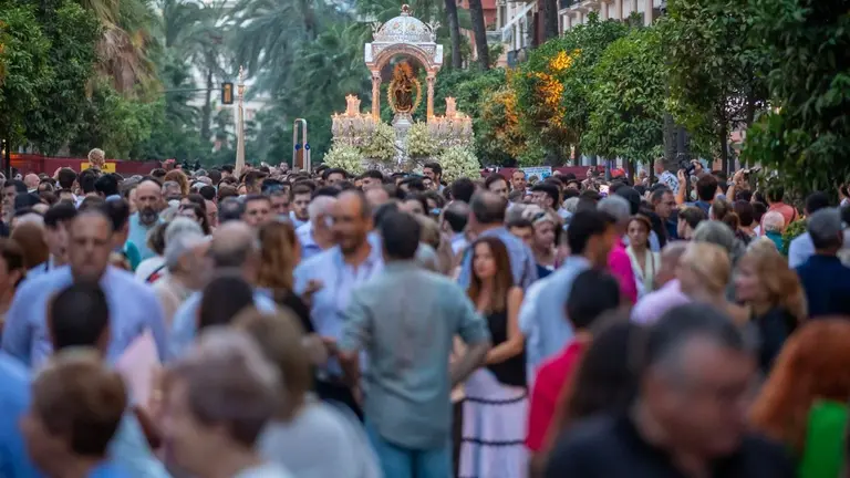 Miles de onubenses con la Virgen de la Cinta.