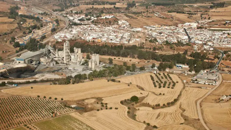 Cementera de Niebla, con la localidad al fondo