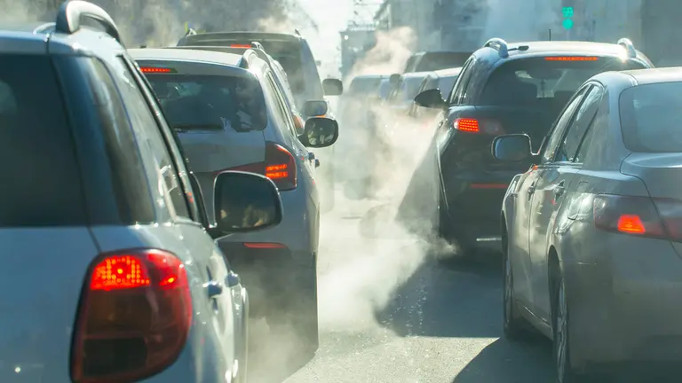 Emisiones de tr&aacute;fico, que tambi&eacute;n contribuyen a empeorar la calidad del aire