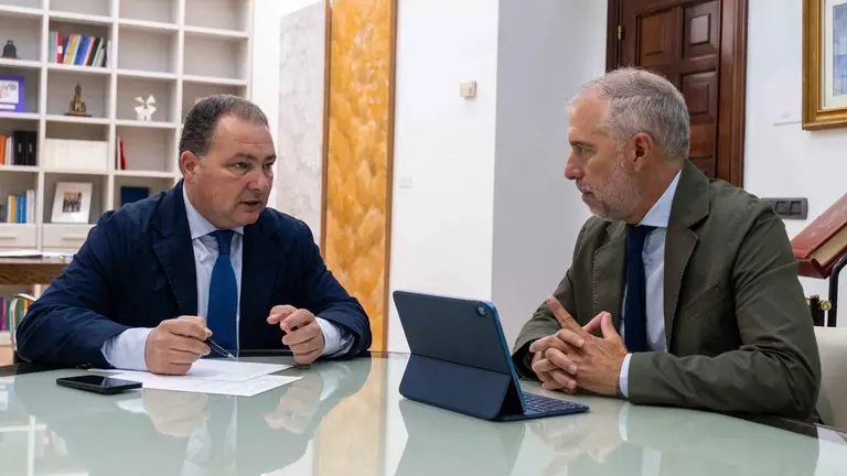 David Toscano conversa con Emiliano Cabot en la Diputaci&oacute;n