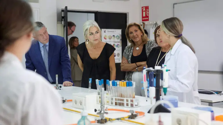 Visita al centro palermo de la consejera, acompañada por el alcalde, Carmelo Romero