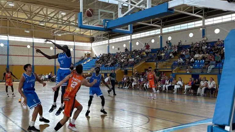 Una jugada entre el Ciudad de Huelva y el CB Morón.