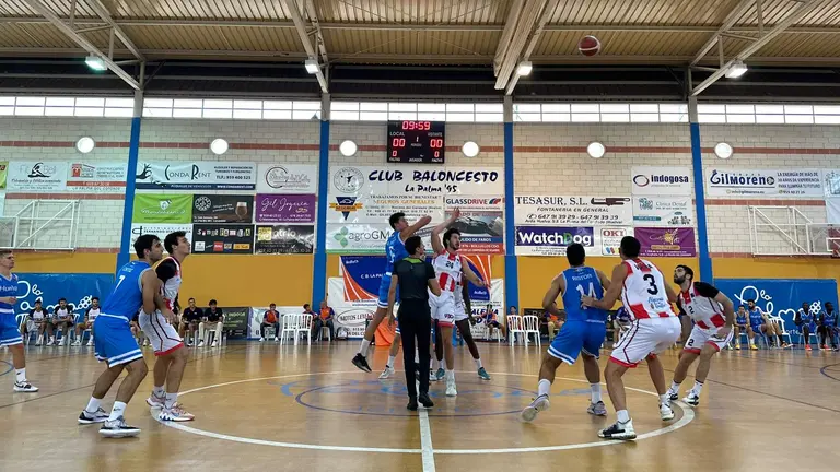 Salto inicial entre el Ciudad de Huelva y el UDEA Algeciras.