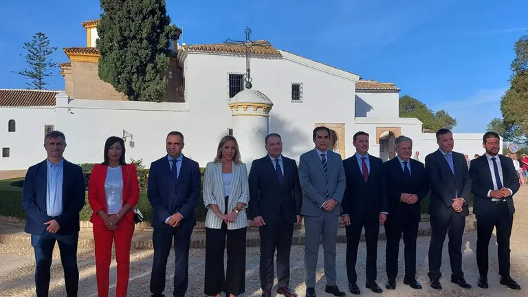 Foto familia firma PFEA en La Rábida