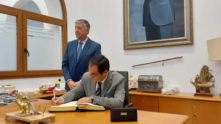 Nieto, junto al alcalde palermo, Carmelo Romero