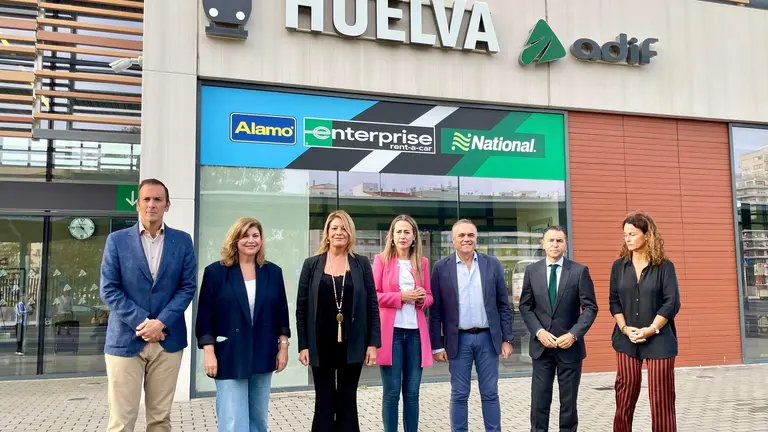 Representantes del PP ante la estación de Huelva