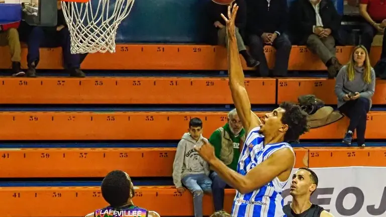 Gaines ataca el aro.