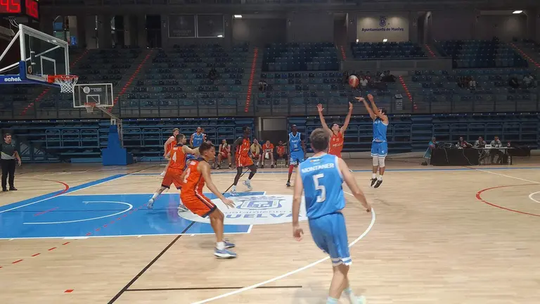 El Ciudad de Huelva lanza un triple.