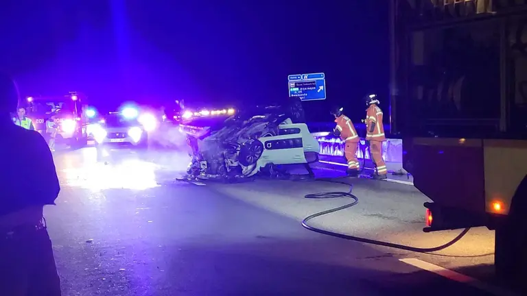 Efectivos de Bomberos apagan el incendio