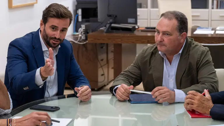 El presidente de la Diputación, David Toscano (derecha) recibe al presidente de la Cámara Daniel Toscano