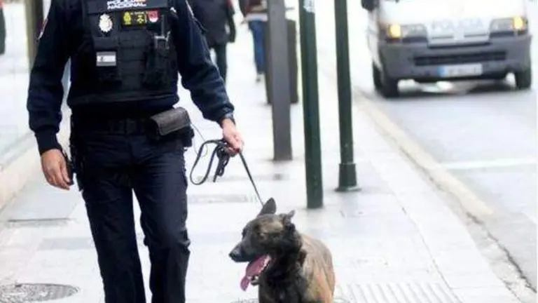 Un agente de patrulla con el perro policía