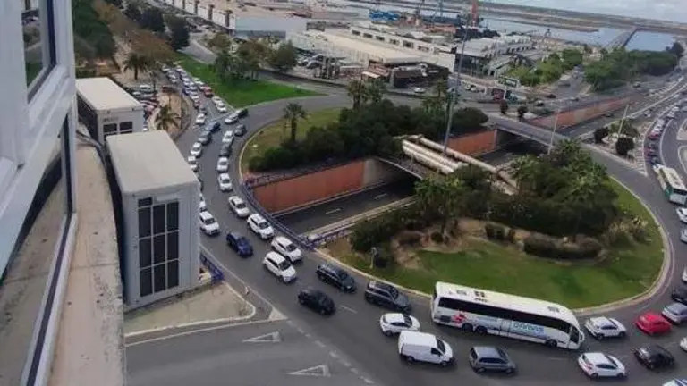 Atascos en los accesos en los primeros d&iacute;as de obras